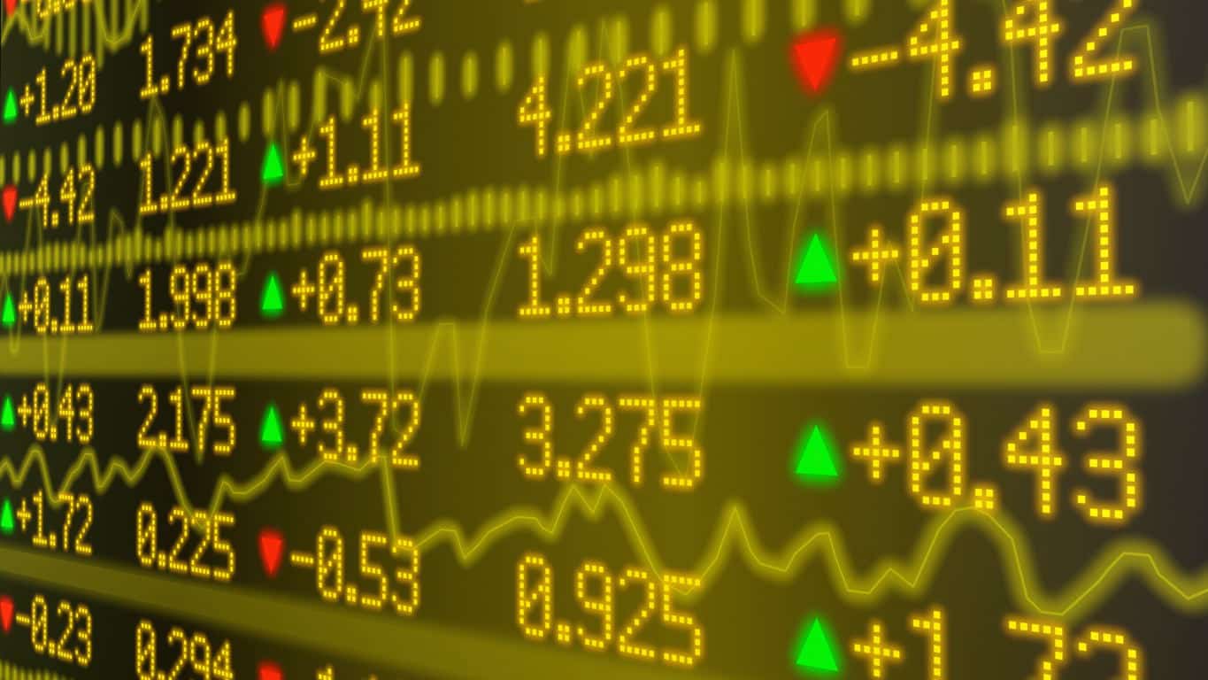 Números en una pantalla de acciones demostrando cómo declarar una pérdida patrimonial en bolsa
