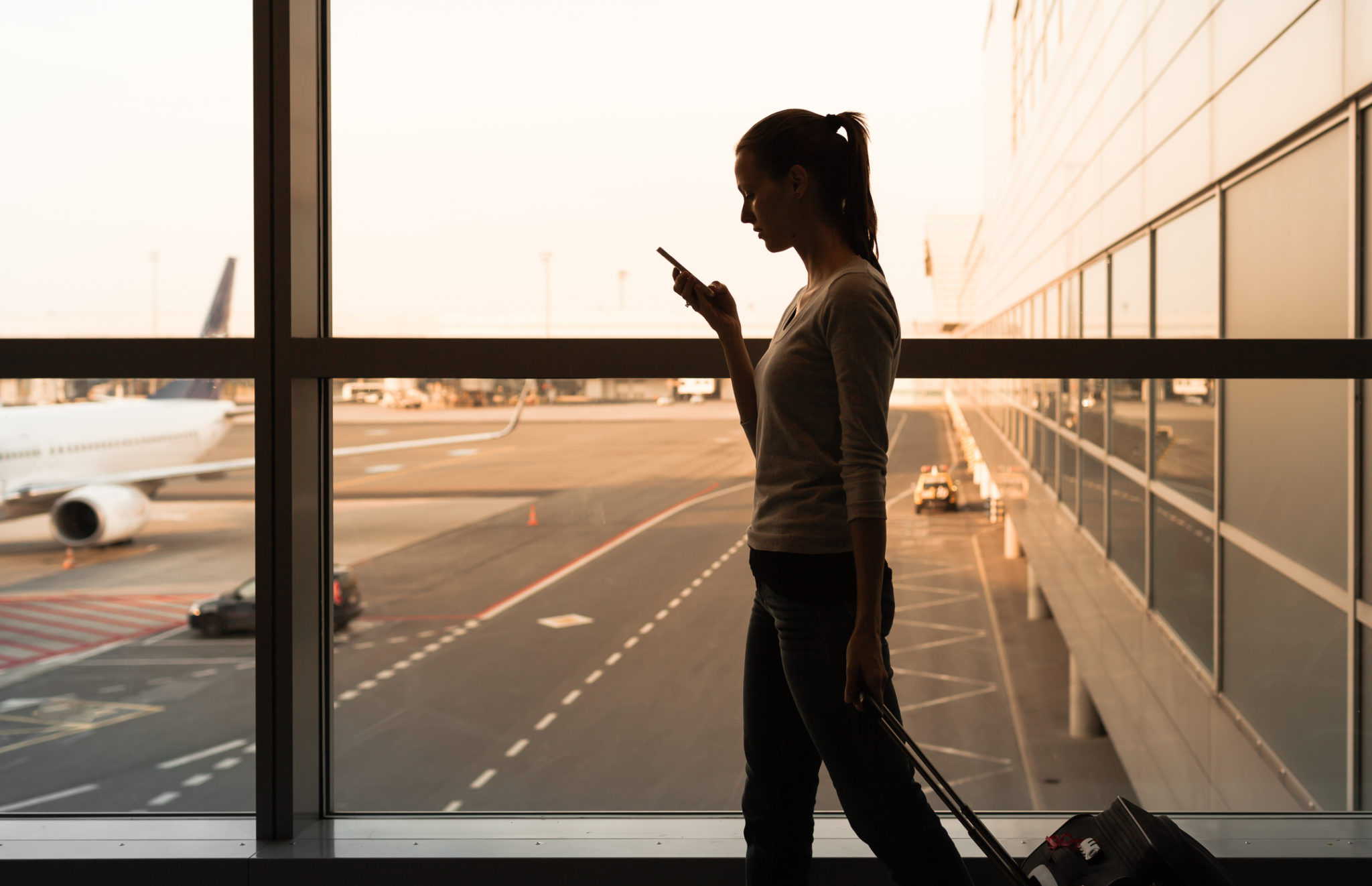 Chica usando apps de control de gastos para viajar