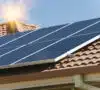 Placas solaras rentables en el tejado de una casa
