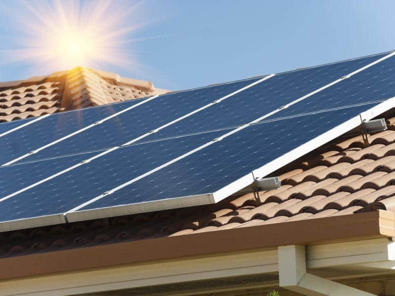 Placas solaras rentables en el tejado de una casa