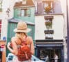 Mujer de paseo turisteando y evitando gastos de viaje innecesarios