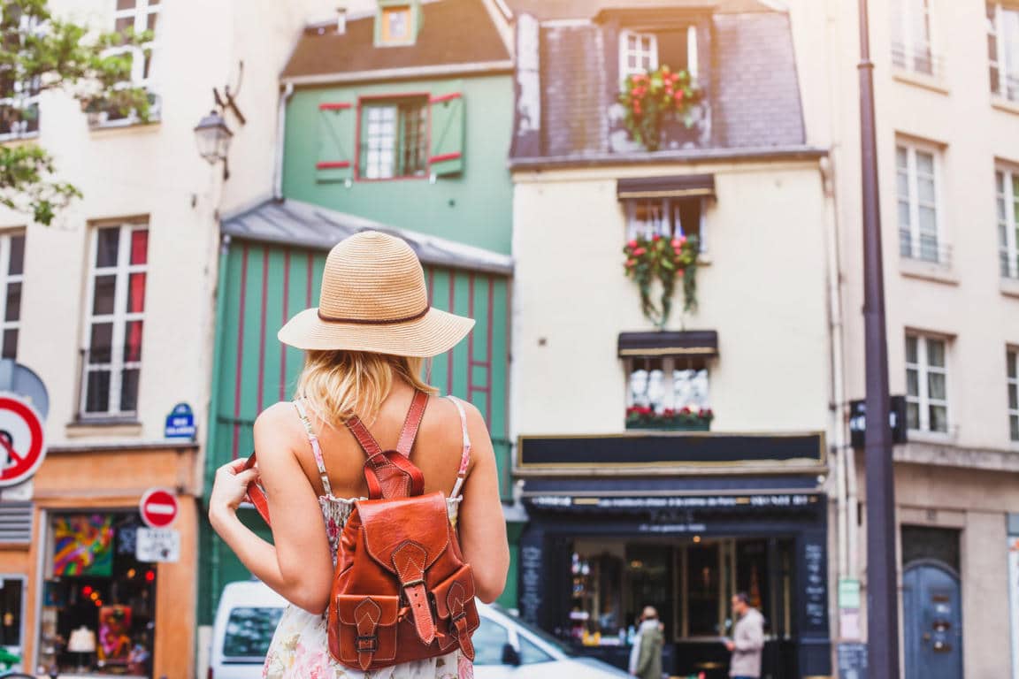 Mujer de paseo turisteando y evitando gastos de viaje innecesarios