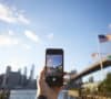 Guía para viajar al extranjero: Turista sacando foto de Manhattan con el móvil