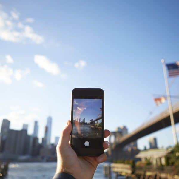 Guía para viajar al extranjero: Turista sacando foto de Manhattan con el móvil