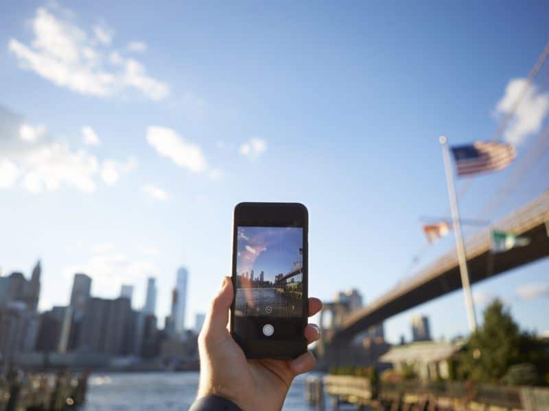 Guía para viajar al extranjero: Turista sacando foto de Manhattan con el móvil