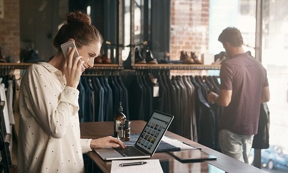 Pareja de jóvenes buscando un local comercial adecuado para su negoco