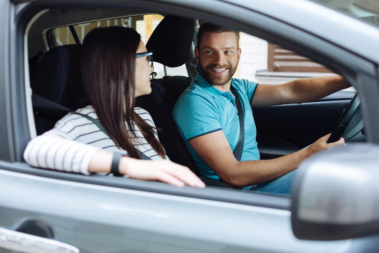 Dos personas compartiendo coche