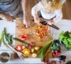 Padre e hijo cocinando su menú semanal