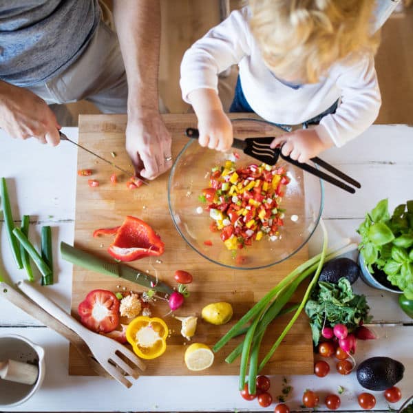 Padre e hijo cocinando su menú semanal