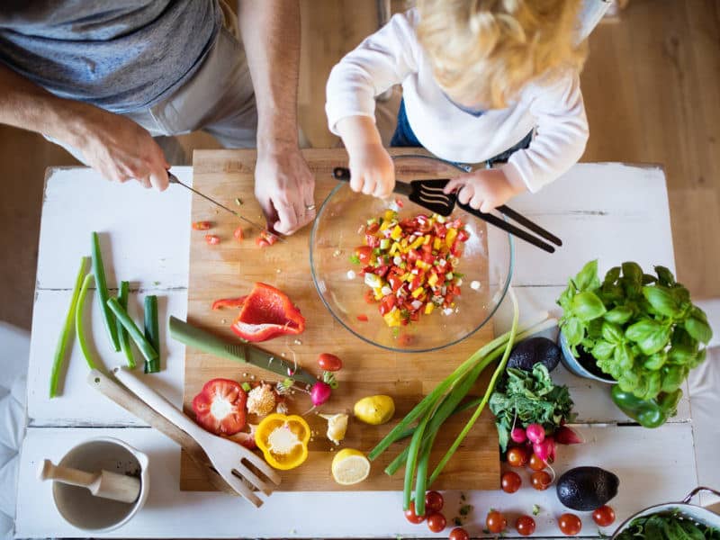Padre e hijo cocinando su menú semanal