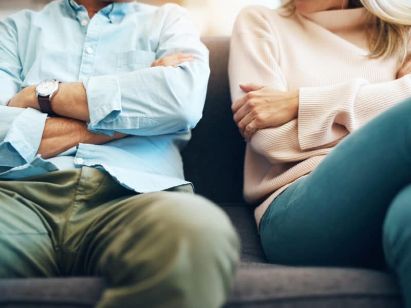 Pareja en trámites de divorcio. ¿Qué pasa con las cuentas bancarias?