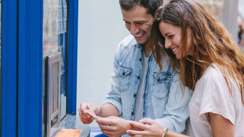 Personas compartiendo lotería de Navidad de forma segura