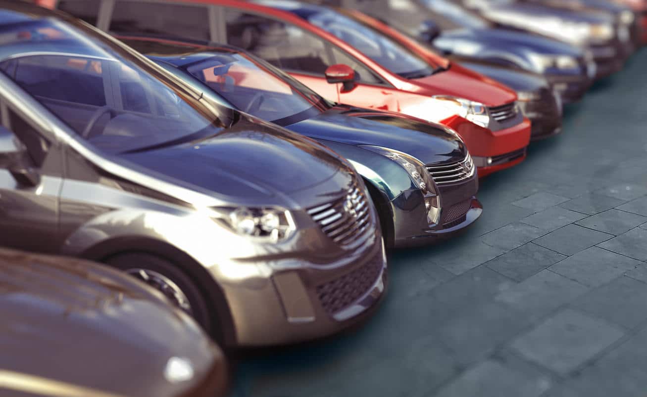 Fila de coches aparcados para el renting de vehículos