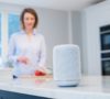 Chica convirtiendo su casa en una smart home o casa inteligente