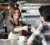 Cliente pagando un café en un bar con su salario mínimo interprofesional