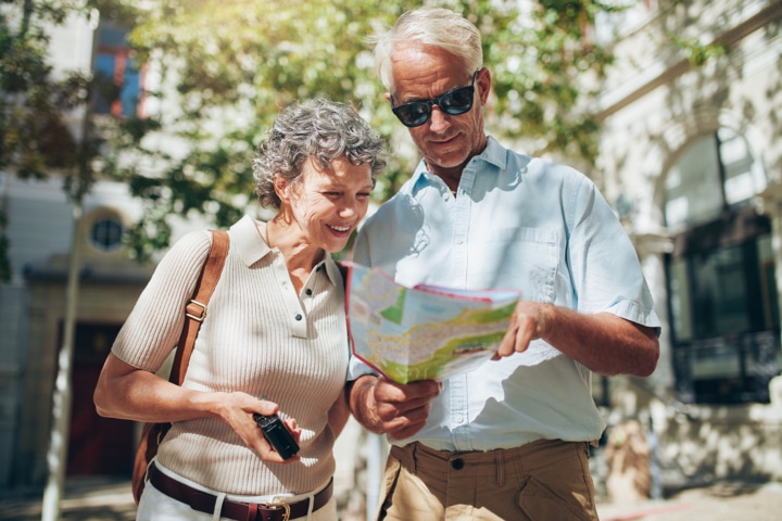 Personas viajando que han reservado el viaje por el Imserso