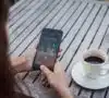 Persona viendo cómo crear y gestionar contraseñas seguras