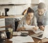 Pareja de mujer y hombre analizando qué productos y servicios tienen subidas y bajadas de precios en 2024