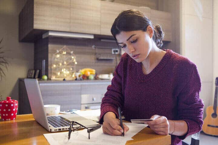 Persona en ERTE mirando si tiene dos pagadores en la declaración de la renta