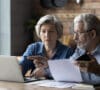 Personas viendo cúado cobran la paga extre los pensionistas