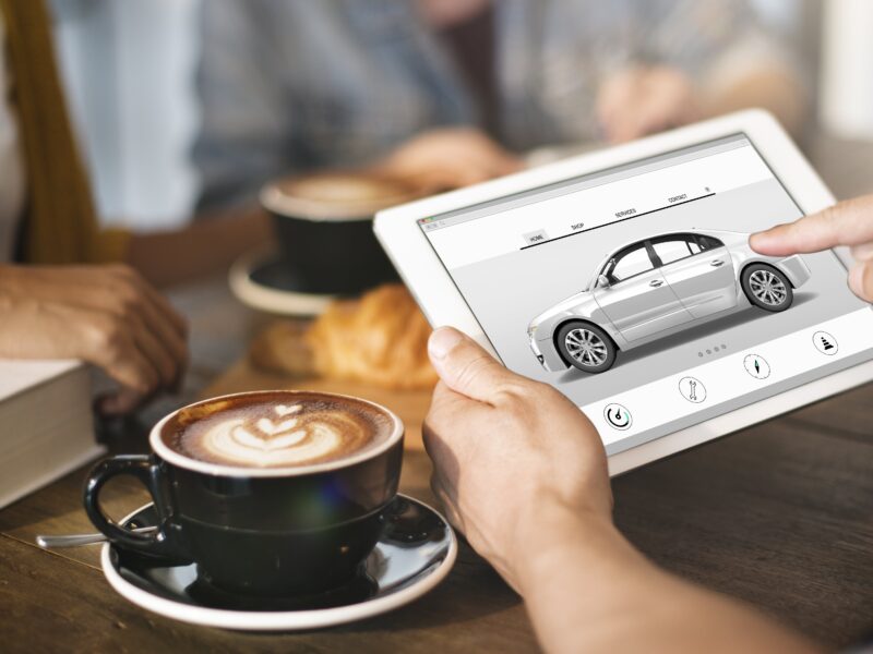 Contratar el seguro de coche online con el móbil y los nuevos canales de contratación