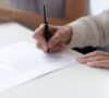 Persona firma el poder notarial después de saber qué es