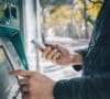 Persona saca dinero sin tarjeta del cajero