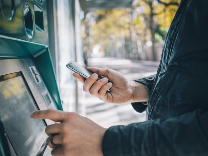 Persona saca dinero sin tarjeta del cajero