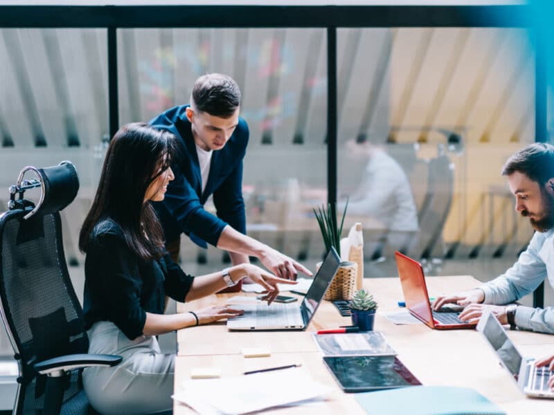 Empleados de empresa calculan el ratio de liquidez