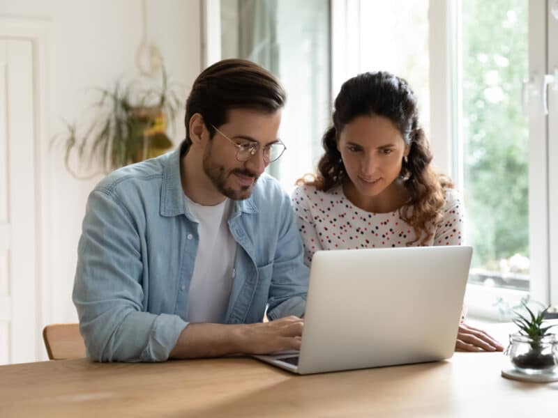 Pareja viendo los requisitos para pedir una hipoteca