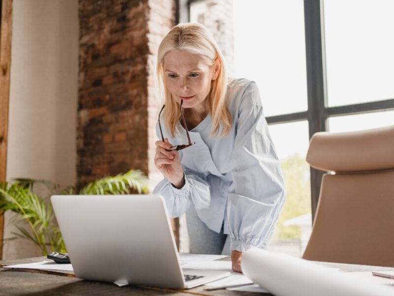 Mujer en pijama estudia el sueldo medio de España en 2024