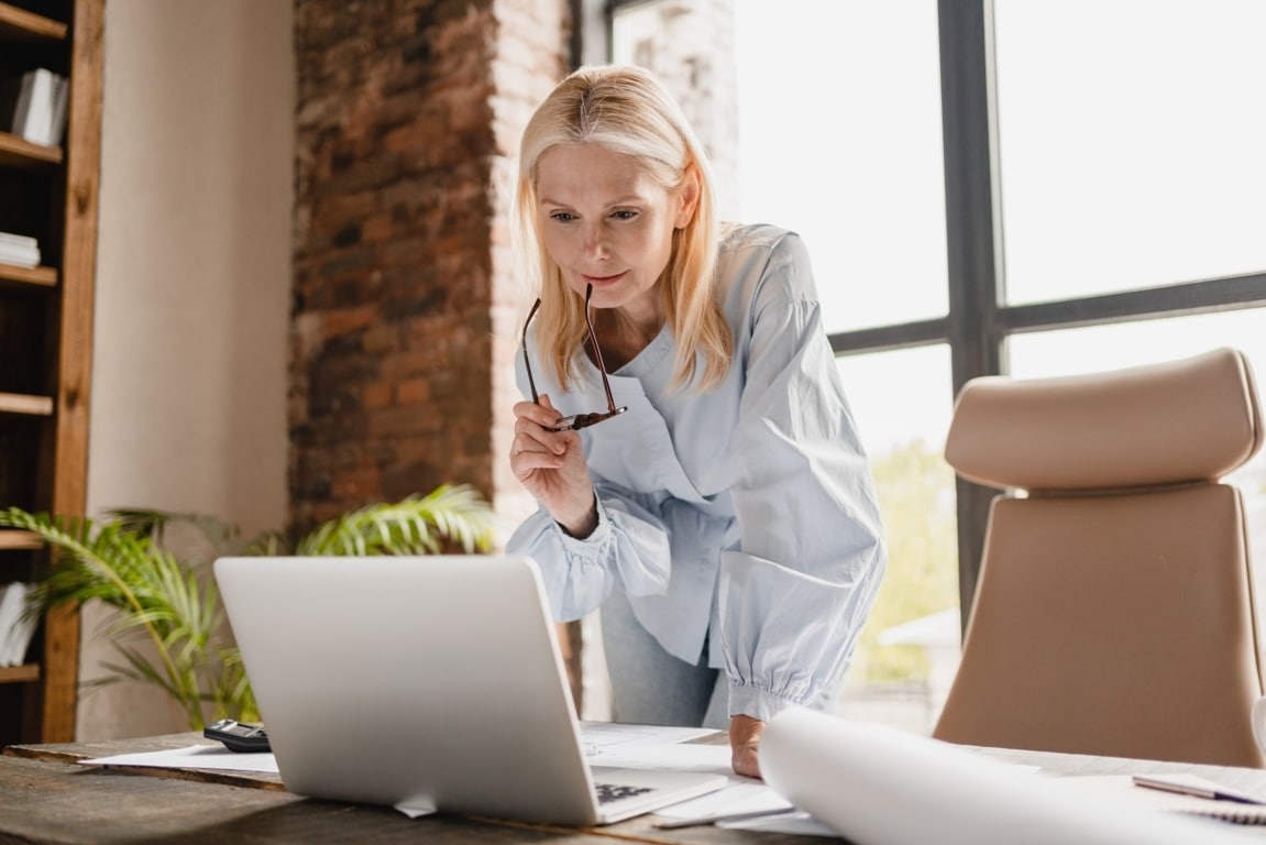 Mujer en pijama estudia el sueldo medio de España en 2024