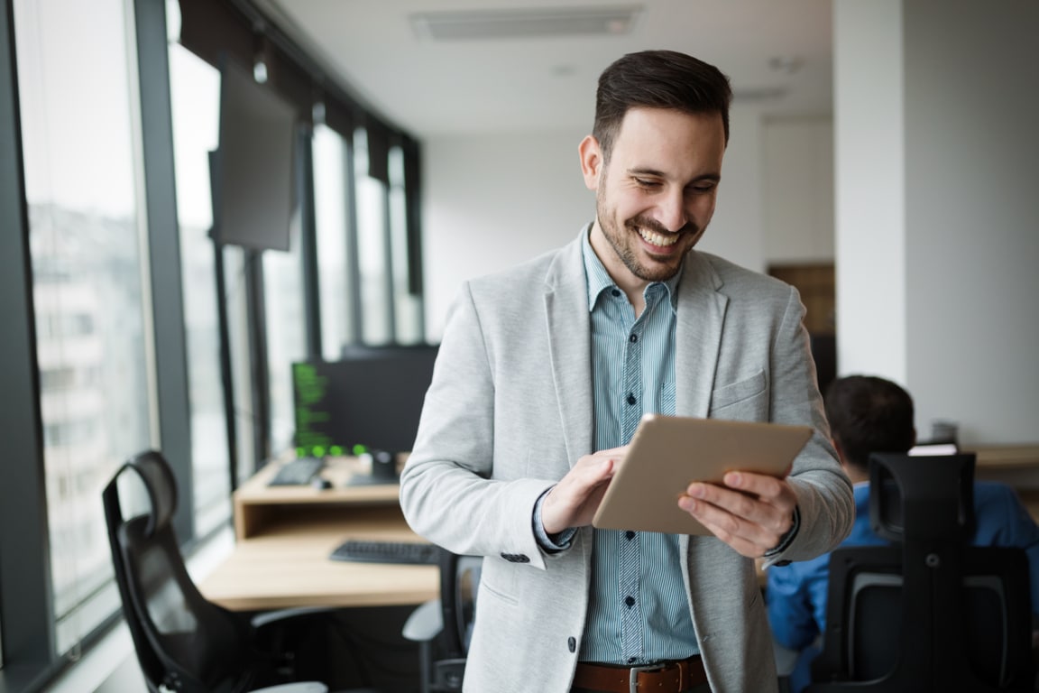 Persona informándose sobre el Kit Digital del Gobierno de España