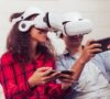 Pareja disfrutando del metaverso con gafas de realidad virtual
