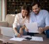 Pareja desgravando su hipoteca de la declaración de la renta