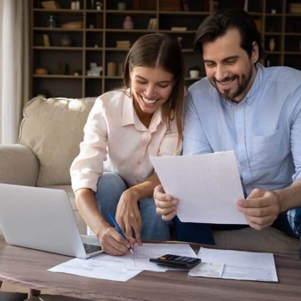 Pareja desgravando su hipoteca de la declaración de la renta