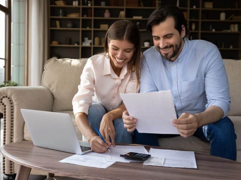 Pareja desgravando su hipoteca de la declaración de la renta