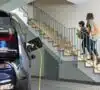 Coche eléctrico en garaje familiar
