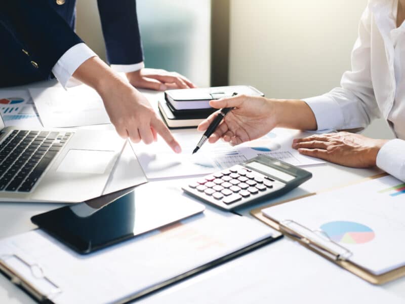 Personal de la empresa analizando su inminente concurso de acreedores