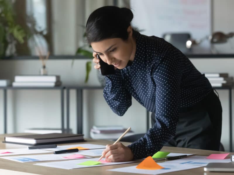 Persona calculando el flujo financiero de su empresa