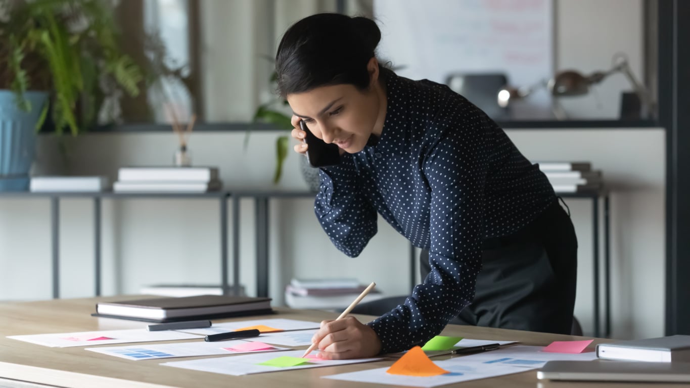 Persona calculando el flujo financiero de su empresa