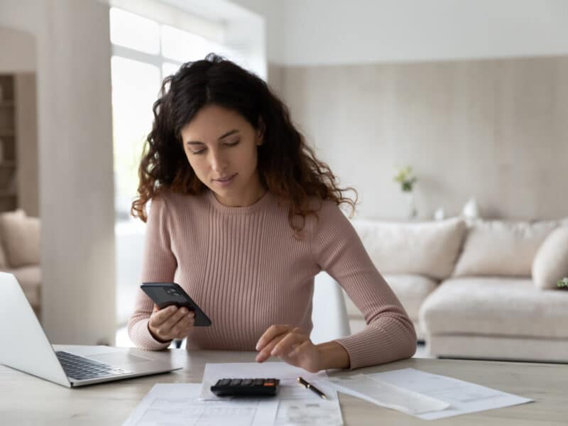 Mujer consultando el impuesto sobre el patrimonio
