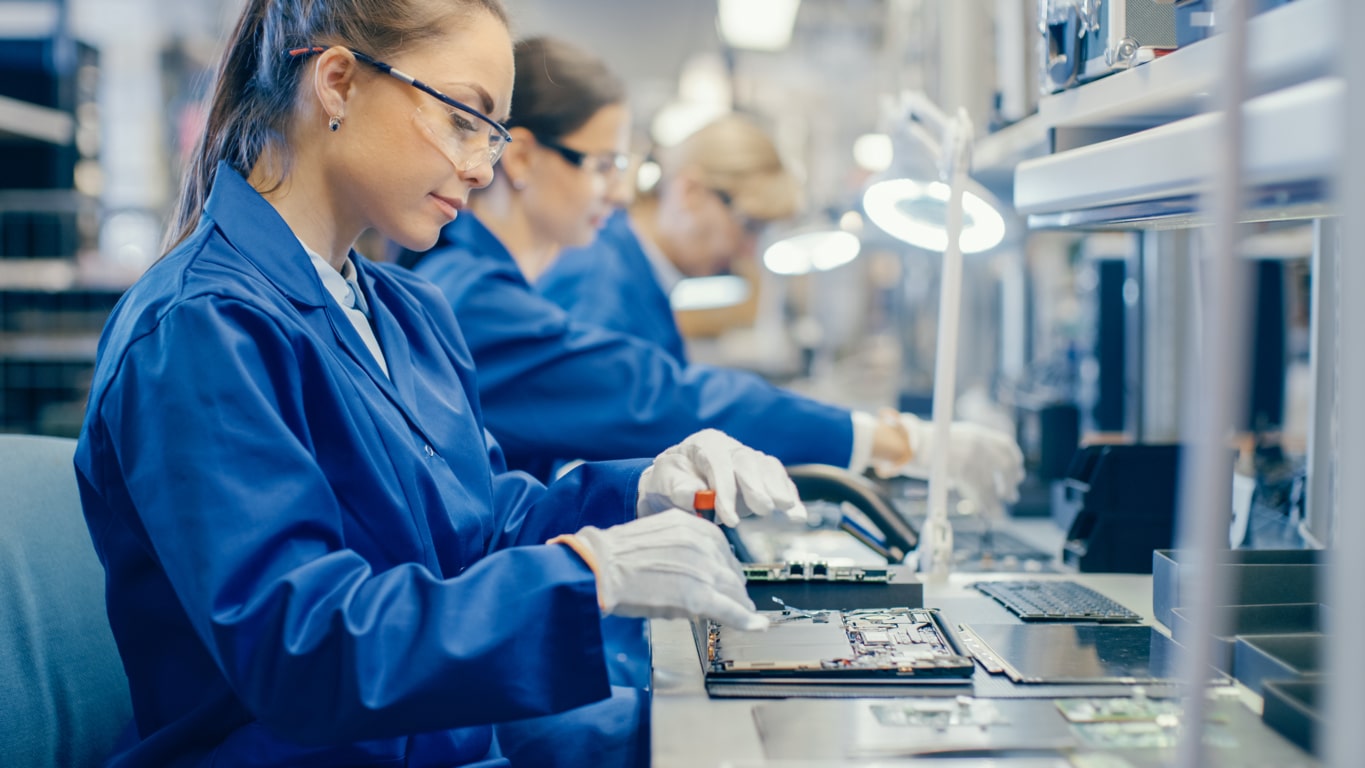 Mujeres químicas en un laboratorio, trabajando en el Producto Nacional Bruto (PNB)