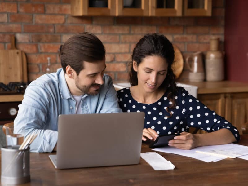 Pareja revisando su seguro de protección de pagos