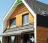 Casa con toldos solares para reducir el consumo