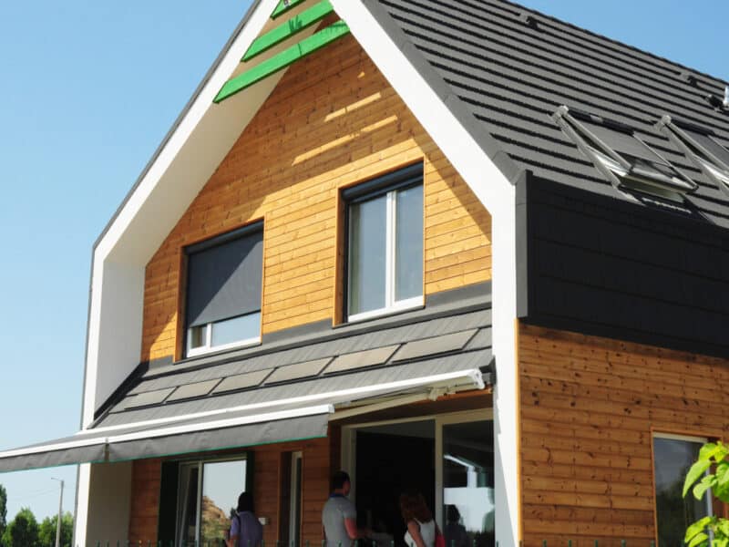 Casa con toldos solares para reducir el consumo