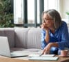 Mujer informándose sobre los sectores cíclicos y contracíclicos