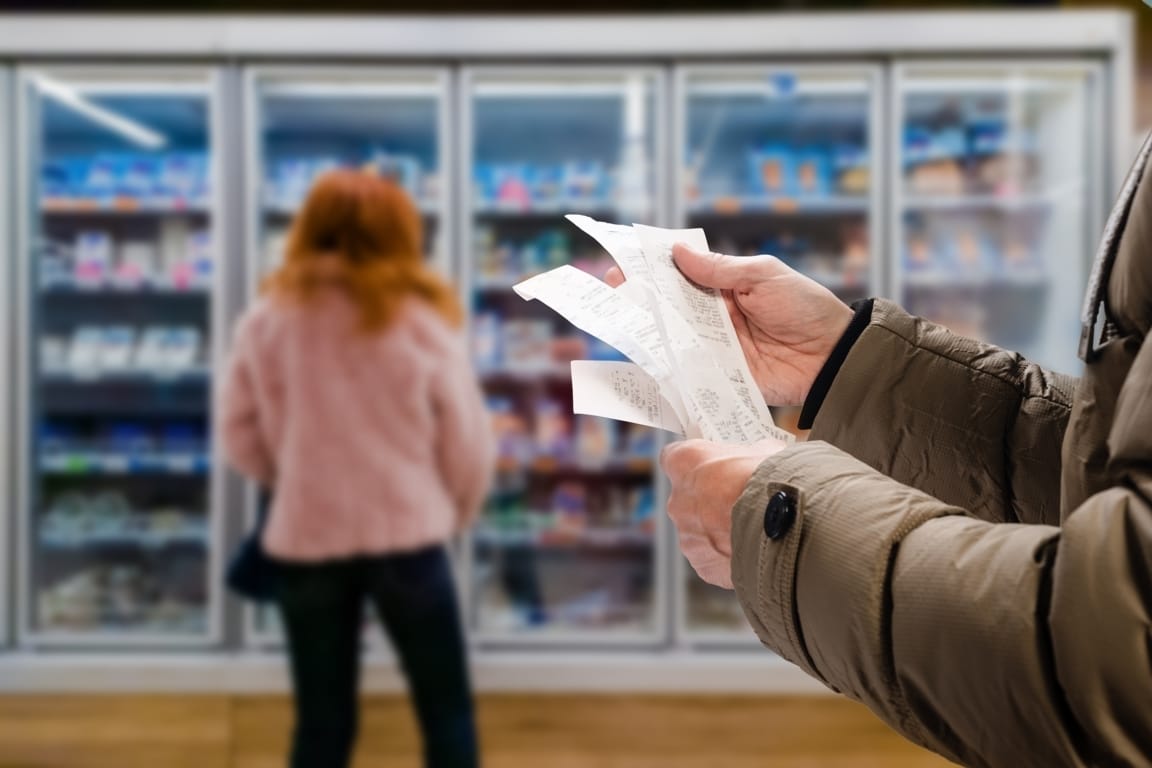 Persona comprobanco qué es la reduflacion en el supermercado