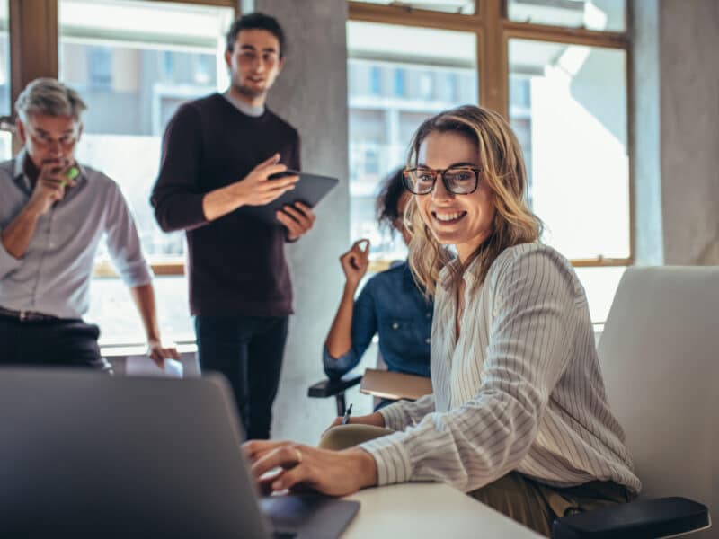 Mujeres emprendedoras trabajando con su equipo