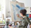 Mujer practicando uno de sus hobbies en casa
